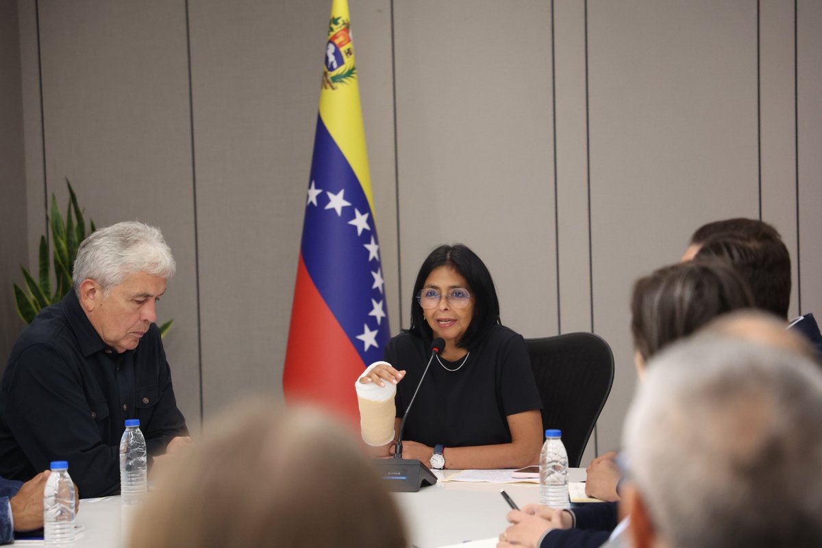 ViceVenezuela's tweet photo. #EnFotos || La vicepresidenta Ejecutiva de la República, @delcyrodriguezv, lideró este martes una reunión de trabajo con representantes del sector cárnico del país, a fin de evaluar los niveles de producción y planes de distribución de los combos proteicos. https://t.co/aeXAdXNI9E