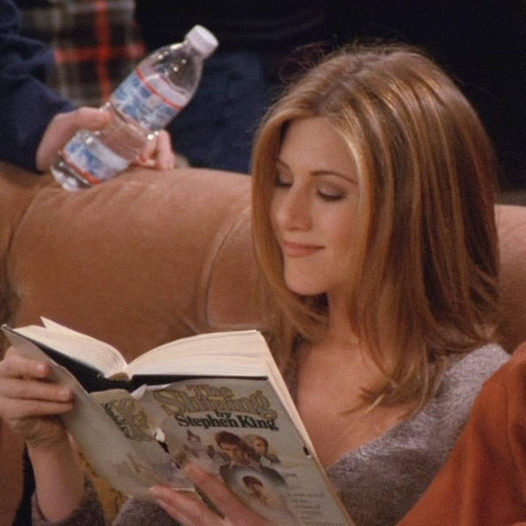 Eli_books_king's tweet photo. Yo ignorando a las personas y a mis obligaciones, porque SOLO SOY UNA CHICA leyendo los libros que ama https://t.co/PMgjGQ8O3y