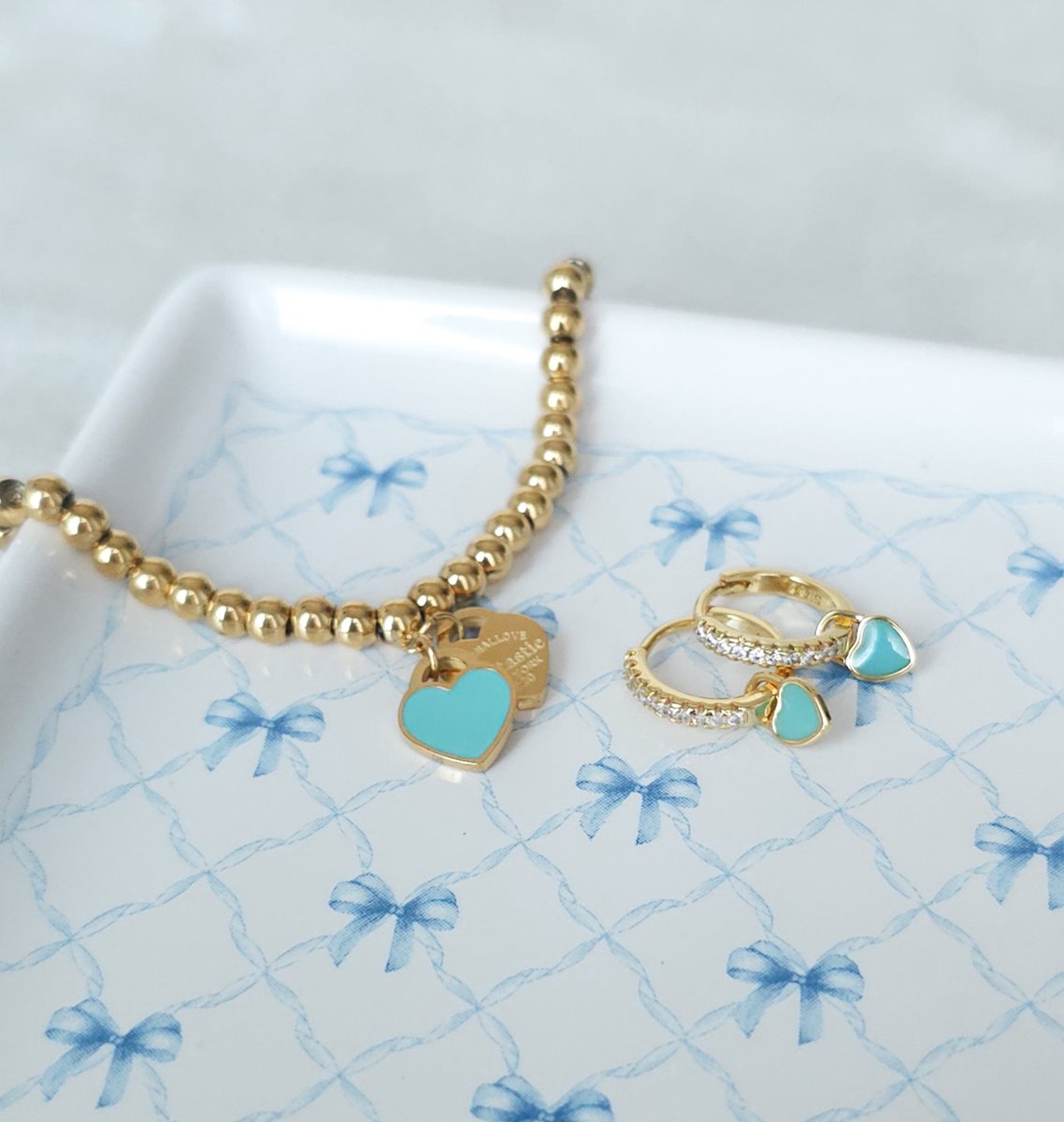 eshaljewels's tweet photo. Where elegance meets timeless beauty.
Discover our collection of tarnish-free jewelry, each piece designed to make you shine. 

Featuring our signature gold bracelet and delicate earrings with heart charms. 

What kind of designs would you like to see? https://t.co/7WL2IHsw4k