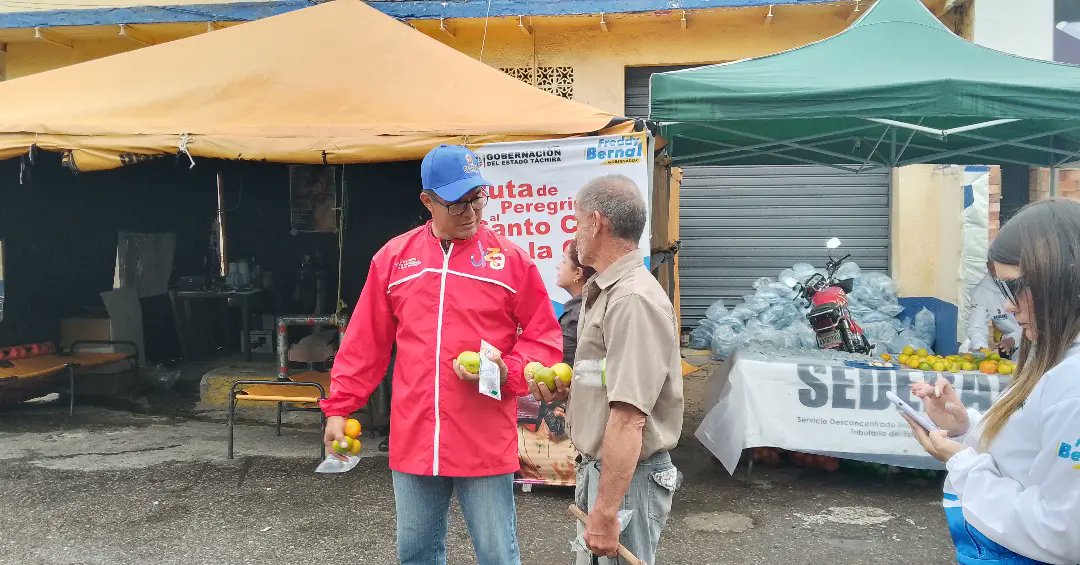 BermudezJoseA's tweet photo. Junto al equipo del @Sedebat_ nos encontramos en el Punto de Atención del Peregrino en el Sector La Quinta del Municipio Jauregui, compartiendo esta jornada de trabajo con los compañeros de @CoimtaOficial y Protección Civil
1/2 https://t.co/ZOISRUrREA