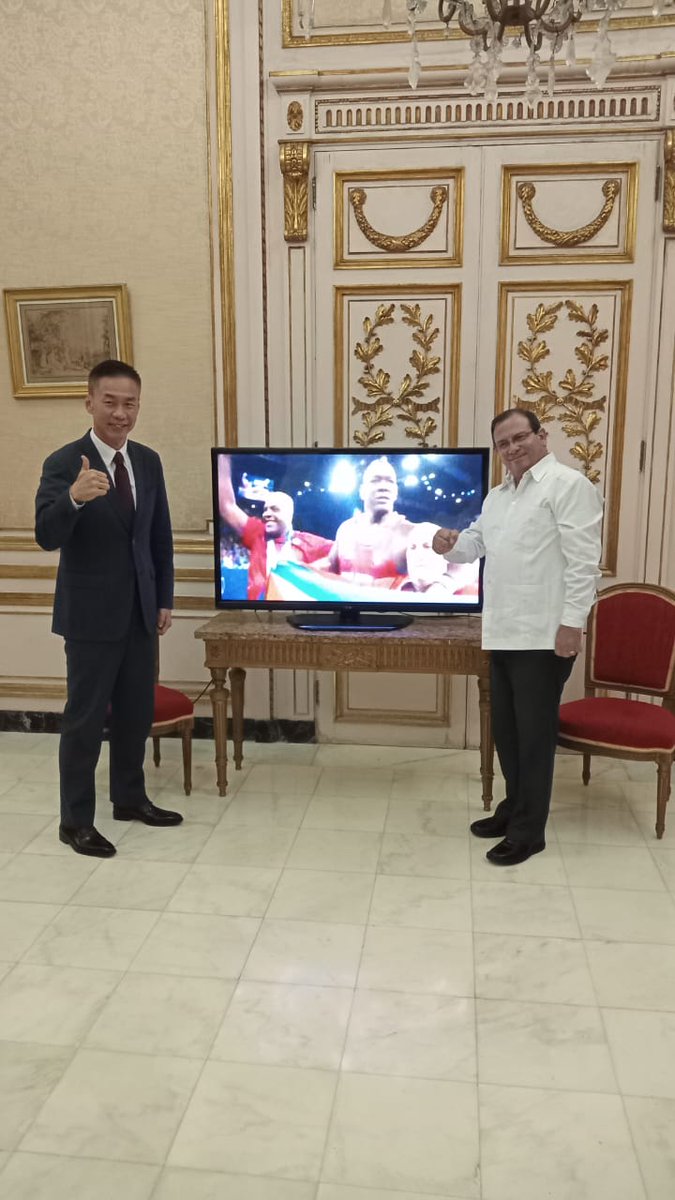 En la sede del ICAP, junto al el Embajador de China, compañero Hua Xin, a quien tuvimos el honor de recibir hoy,  compartimos la victoria y 5to título olímpico de Mijain López. Lo disfrutó como un triunfo propio. 
#ICAP
#MijainLopez