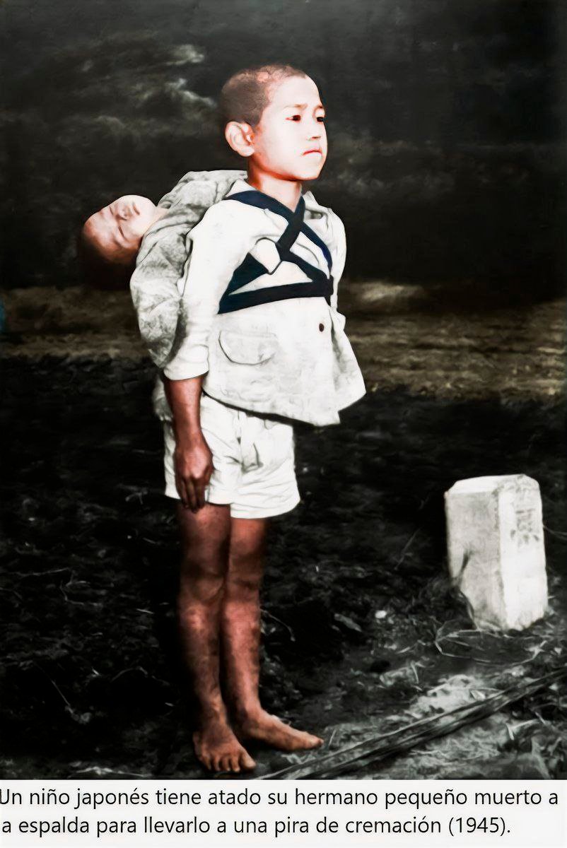 👁️ Un niño japonés lleva el cuerpo de su hermano menor as3sinado por las b0mbas estadounidenses. 

Los b0mbardeos nucleares estadounidenses as3sinaron a cientos de miles de personas.

◾️EEUU ha sido el único país en lanzar b0mbas nucleares para asesinar en masa.

◾️EEUU lanzó 2