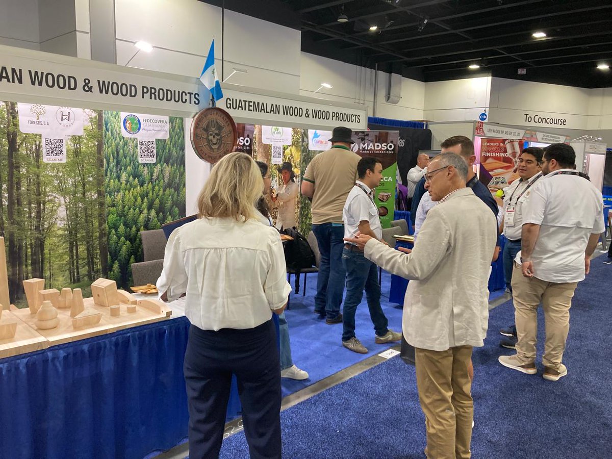 NotiAgexport's tweet image. 2/3 🪑Sillas que se arman sin un solo clavo‼️ Un amplio catálogo de productos con valor agregado como pisos, tops para cocina, zócalos, molduras, pasamanos y tableros finger joint en formato 4x8 pies. Está llamando la atención de los visitantes a la @IWFAtlanta  #ExportacionesGt