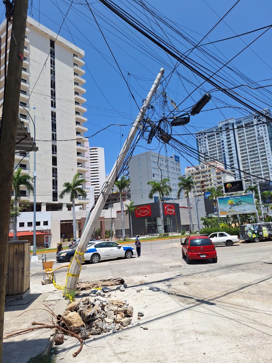 RAFAELSARENANA's tweet photo. Para reportar Poste de luz se venció y está a punto de caerse en la esquina del @HotelTropicano, en la intersección de avenida Horacio Nelson y calle Eduardo Neri, fracc. Costa azul.
A una cuadra se encuentra un edificio de la @CFE_Contigo @CFEmx @vivecostazul @babyoacapulco https://t.co/NHupvDCYMr