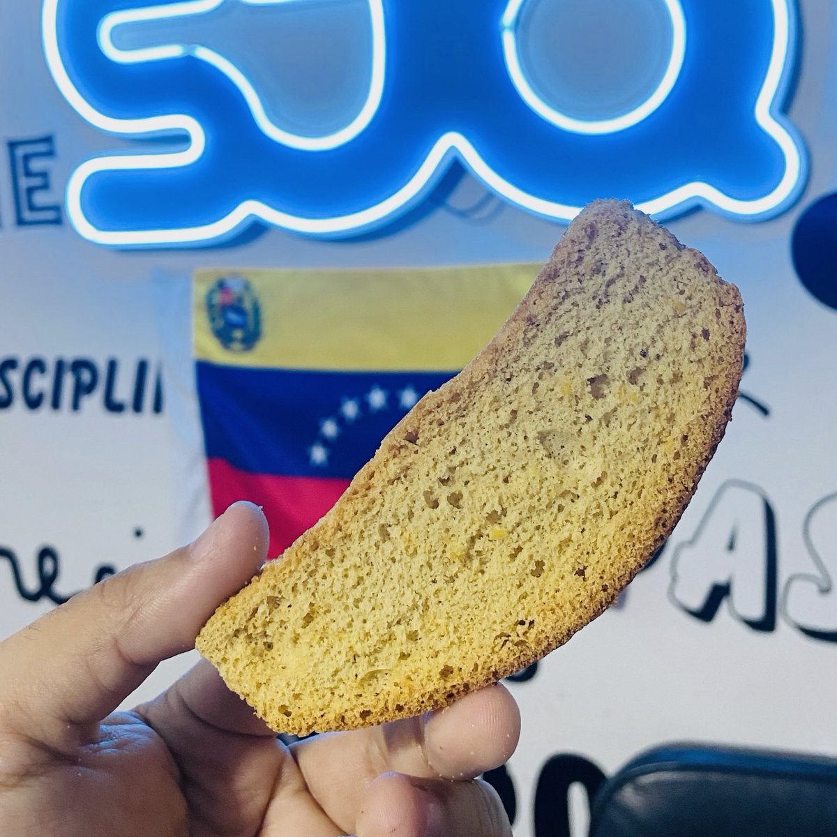 🍞Deliciosas, crujientes y tradicionales!

El acompañante ideal para una tarde de café ☕️.
Yo no te lo voy a decir pero estoy seguro que tu si sabes el nombre de este rico bizcochuelo 😋.

Déjanos en los comentarios como se llama para que todos en Venezuela lo conozcan 🇻🇪😉
