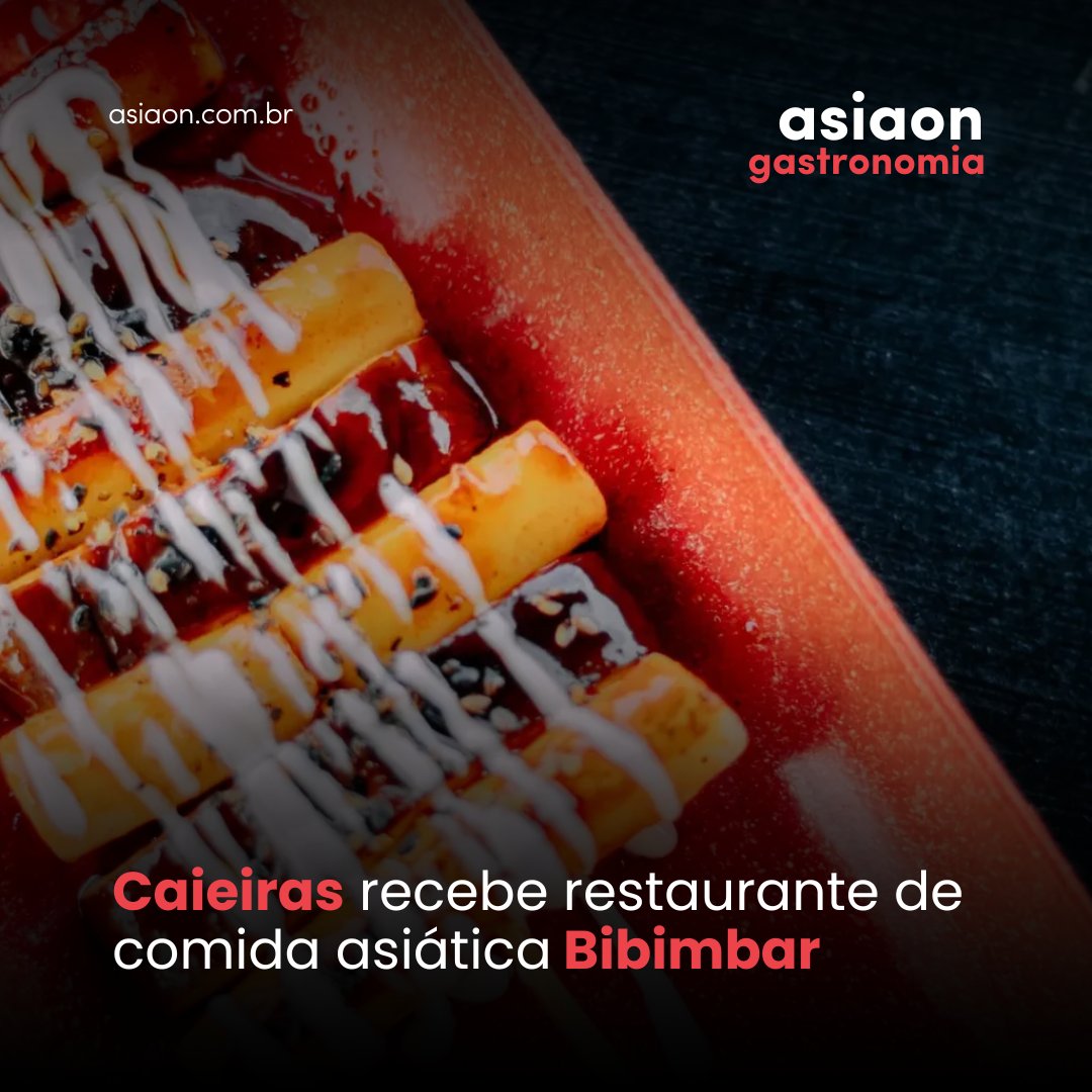 asiaonbrasil's tweet photo. A cidade de Caieiras, na Grande São Paulo, agora conta com uma nova opção gastronômica: o restaurante Bibimbar. Localizado na Rua Padre Aquiles Silvestre, 78, no centro da cidade, o Bibimbar oferece uma experiência culinária que abrange diversas regiões da Ásia, incluindo Coreia, Japão, China, Tailândia e Vietnã.

O Bibimbar foi pré-inaugurado no dia 27 de julho e, apesar de a data da inauguração oficial ainda não estar definida, o restaurante já promete atrair clientes com a novidade de uma sala de karaokê privativo no estilo coreano, um diferencial que proporcionará uma experiência cultural adicional aos frequentadores.

O ambiente do Bibimbar é decorado com pinturas de animais asiáticos e outros elementos culturais, todas criadas pelo artista brasileiro Willian Bezerra. As obras são inspiradas na lenda do “fio vermelho do destino”, uma antiga crença oriental que sugere que pessoas destinadas a se encontrar estão conectadas por um fio vermelho invisível, que nunca pode ser quebrado. As pinturas seguem o conceito de uma única linha contínua, simbolizando as conexões humanas e culturais.

O cardápio do Bibimbar é diversificado e inclui pratos como Bibimbap, Jajangmyeon, Japchae, Tonkatsu e Kimbap. Além dos pratos principais, o restaurante oferece diversas entradas e acompanhamentos, como frango frito apimentado, mandu (pasteizinhos coreanos) e conservas de pepino e kimchi. Para acompanhar as refeições, há opções de bebidas típicas, como soju, makgeolli e sucos coreanos. As sobremesas incluem Hotteok (panqueca doce coreana) e o Brownie do Felix, receita do membro do grupo Stray Kids.

Durante o mês de agosto, o Bibimbar está promovendo uma campanha especial de volta às aulas, oferecendo dois corn dogs, o cachorro quente coreano, pelo preço de um. Esta promoção busca incentivar os moradores de Caieiras e regi��o a conhecerem o novo restaurante e a desfrutarem de sua culinária variada.

#gastronomia #brasil #comidaasiatica #kpop #comida #caieiras #sãopaulo #ásia #portalasiaon