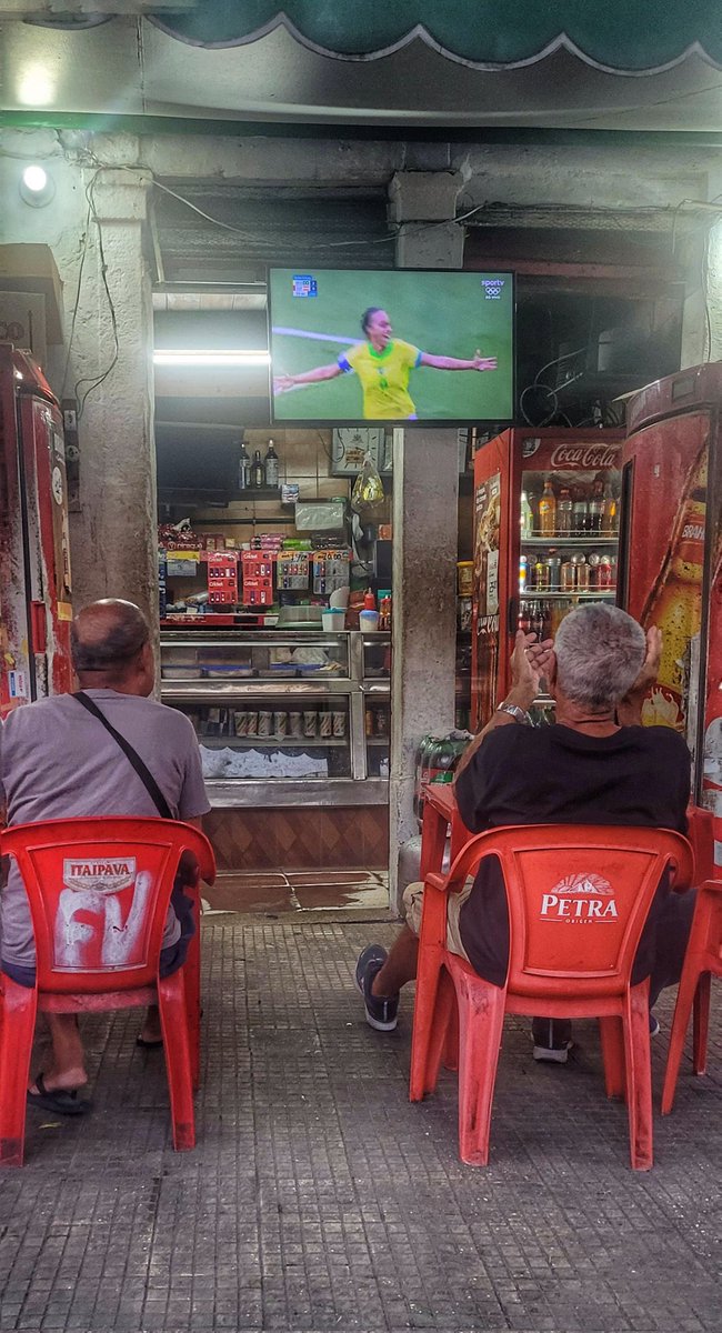lacerda's tweet photo. ideia de date: eu e você sábado assistindo a final brasil vs eua https://t.co/PsRiuNJxvF