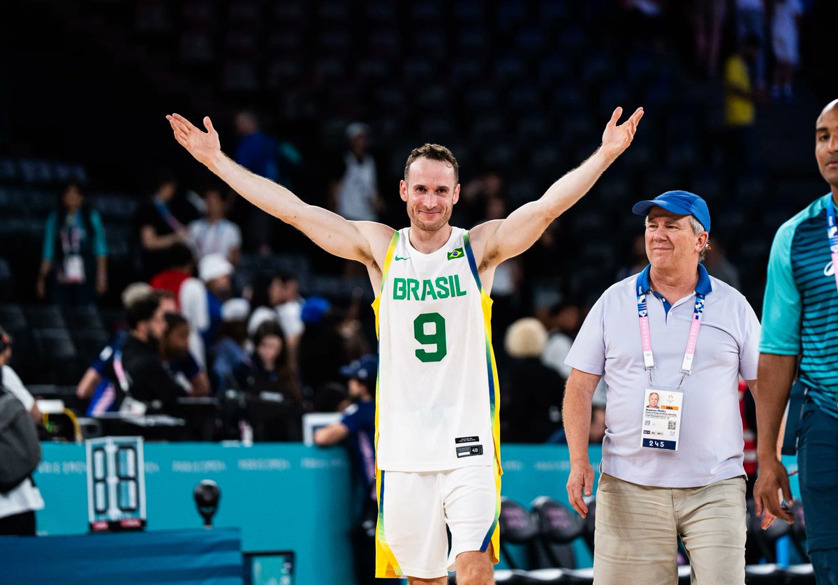 CB1939Canarias's tweet photo. 🥹 Emociones a flor de piel en la despedida de @Huertas09 de su selección  🇧🇷

🧙‍♂️ Un orgullo y un honor que siga haciendo magia con la aurinegra  #Leyenda 

📸 #FIBA https://t.co/4PgMSfz5BL