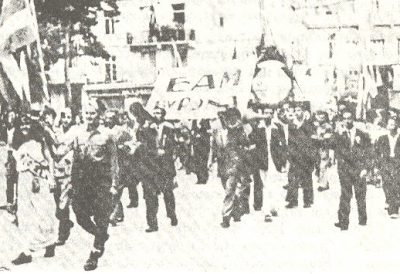 "To μπλόκο του Βύρωνα": Σαν σήμερα, 7 Αυγούστου 1944, μεσημέρι, Γερμανικά στρατεύματα, με συνδρομή των ταγματασφαλιτών, ζώνουν τον Βύρωνα απ’ άκρη σ’ άκρη. Τις προηγούμενες μέρες, οι ναζί και οι "Έλληνες" συνεργάτες τους είχαν πληθύνει τις επιδρομές σε Αθήνα και Πειραιά.  Απο τα