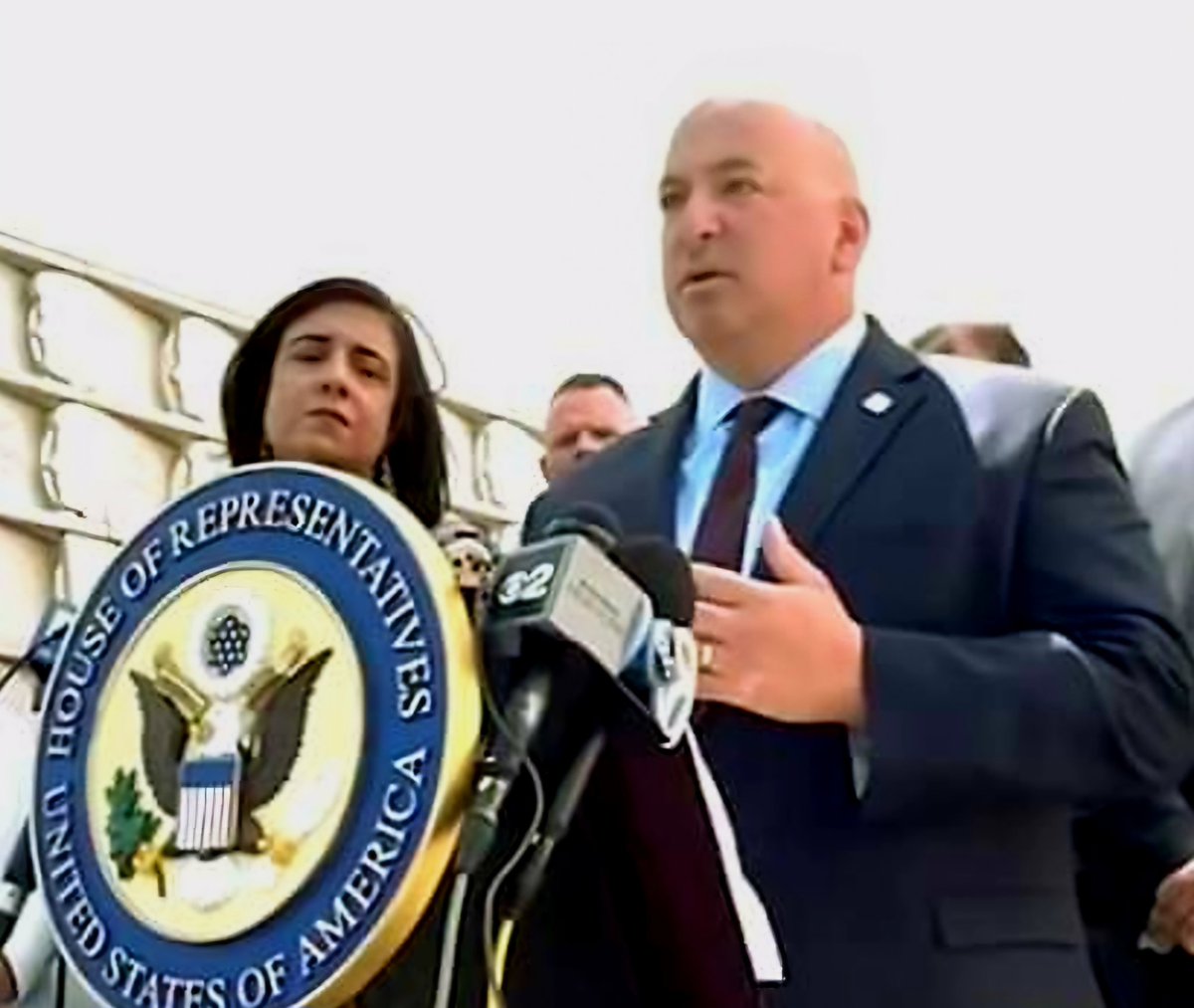 PAPD911's tweet photo. Monday, August 5, 2024, Staten Island, NY;
Port Authority PBA President Frank Conti proudly stood with Congresswoman Nicole Malliotakis, 9/11 Families and labor unions calling for the trial of the 9/11 terrorists to proceed to a just end.
#PAPD #PAPD37 #PAPBA #papdprotectsnynj https://t.co/pbQPxo4xTJ