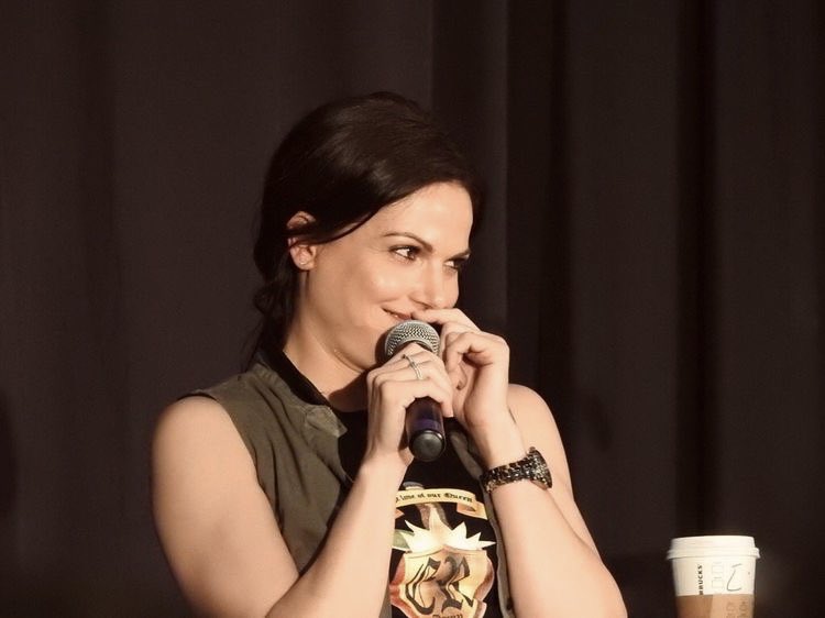 P0lS0NEDHEART's tweet photo. Tomaré ese silencio como un sí, espero que te vaya bien con Emma Swan, si vives para contarlo. https://t.co/Cu73qsf3vz