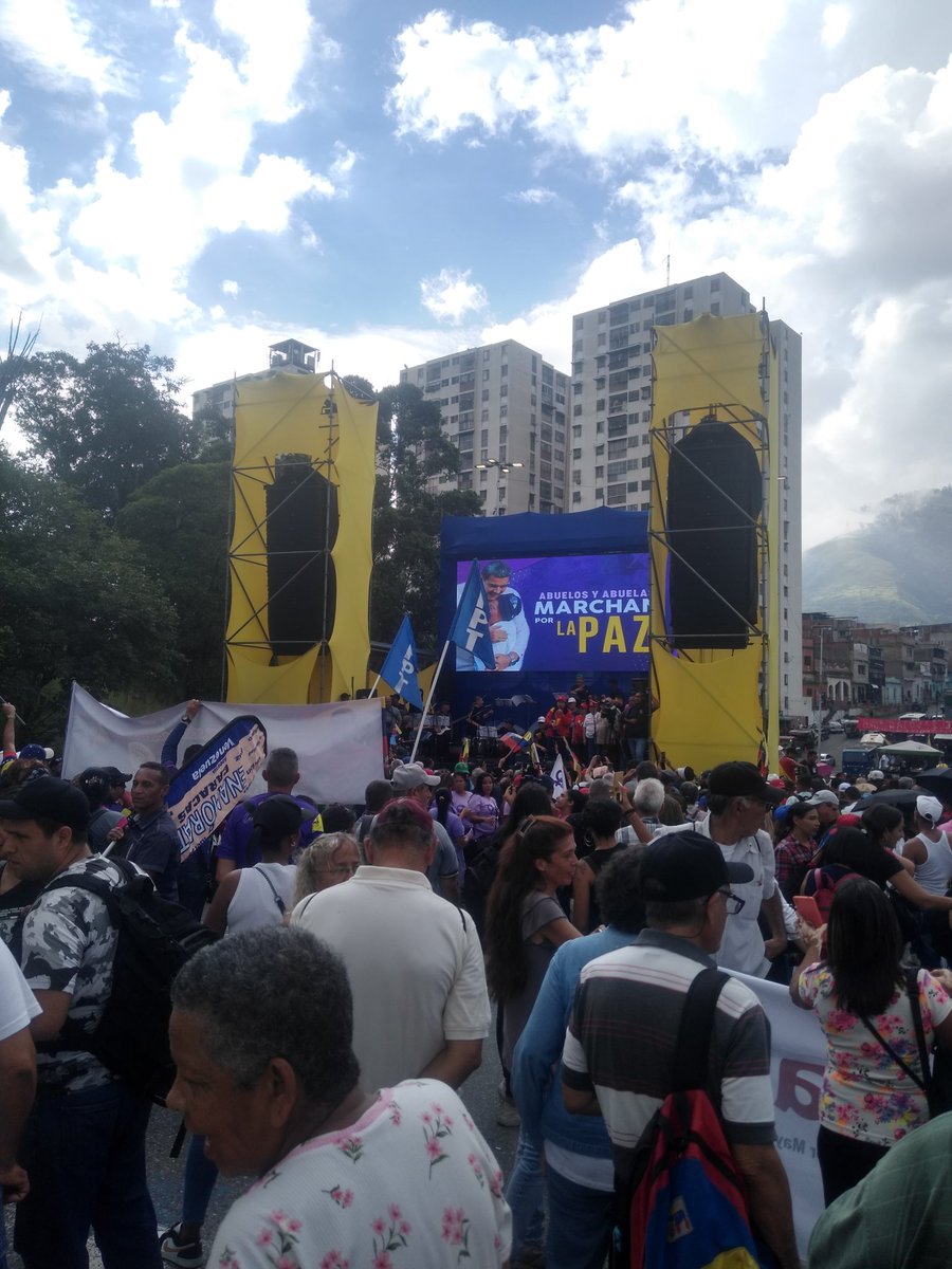 Rincon_Euro's tweet photo. Hoy Martes a eso del mediodía hubo una concentración del Oficialismo en la Plaza del Taxista o Fabricio Ojeda sector Agua Salud Catia Presente Carmen Meléndez pero me llama la atención el Slogam que usan cuando tienen a los Abuelos con Pensión de 💩 130 Bs (3.5$) Mensuales ER 🇻🇪 https://t.co/OUl4H84Tt7