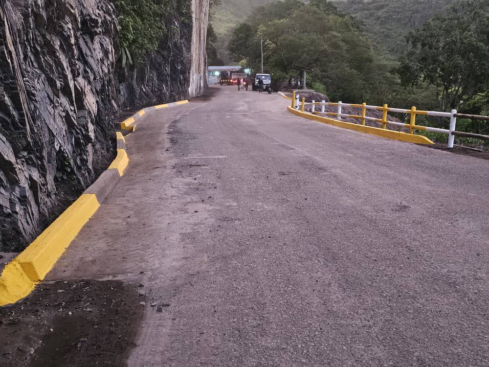 ¡Por amor al pueblo! La fuerza laboral de <a href="/TransporteGobVe/">Ministerio del Poder Popular para el Transporte</a>, culminó con éxito los trabajos de reparación en la falla de borde presentada en El Banqueado, una importante vía que conecta con la entidad sucrense, garantizando el acceso vial entre ambas poblaciones. Acciones que se