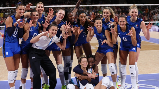 RaiSport's tweet photo. #Paris2024 

Italia stellare! Travolta la Serbia campione del mondo 3-0, e anche le donne del volley sono in semifinale
Le ragazze di Velasco partono male ma poi raddrizzano il primo set e non si guardano più indietro. Prima volta tra le migliori quattro ai Giochi
Ora #ITATUR https://t.co/PFwjEvtXc6