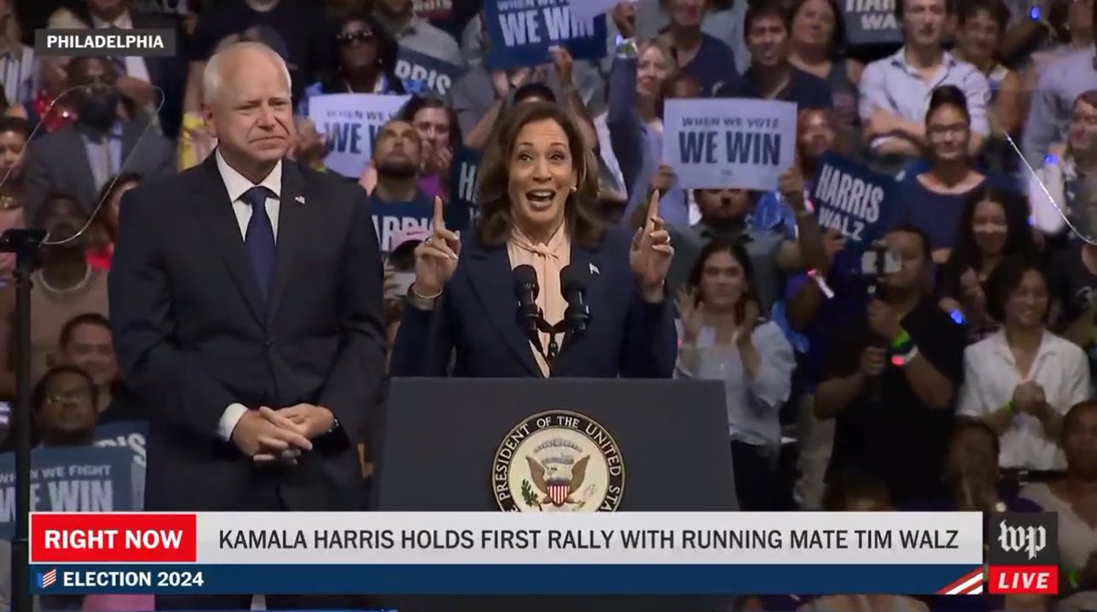 intheunion2020's tweet photo. 🇺🇸 La prima immagine del ticket #HarrisWalz. Dal comizio di Philadelphia arriva grande entusiasmo, la base democratica è carica. https://t.co/wSEzsKclo6