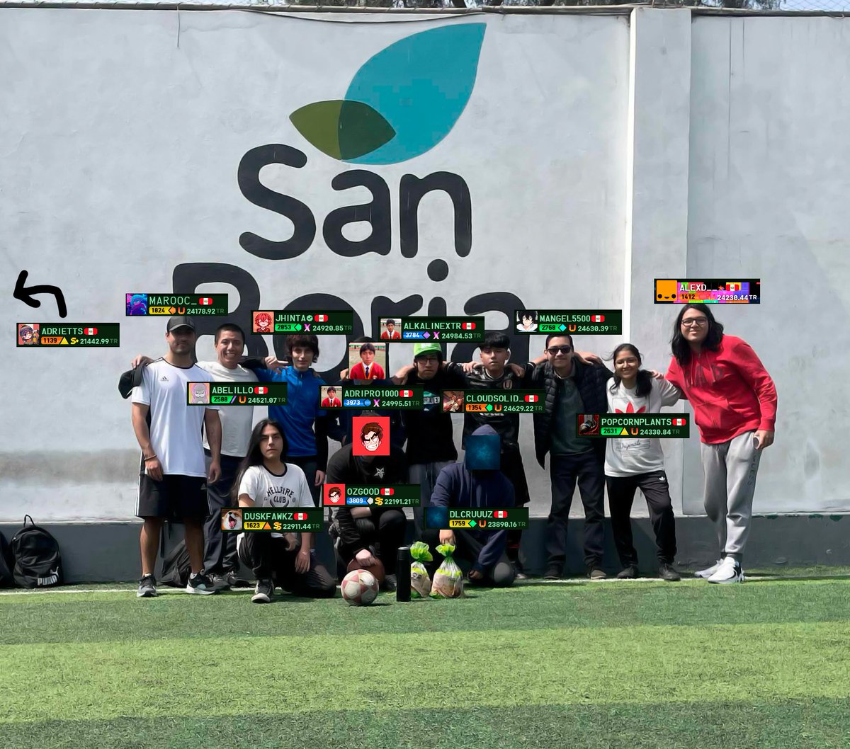 Jhinta4's tweet photo. Foto de la pichanga en una cancha de Futbol https://t.co/8GI4OBeeMd