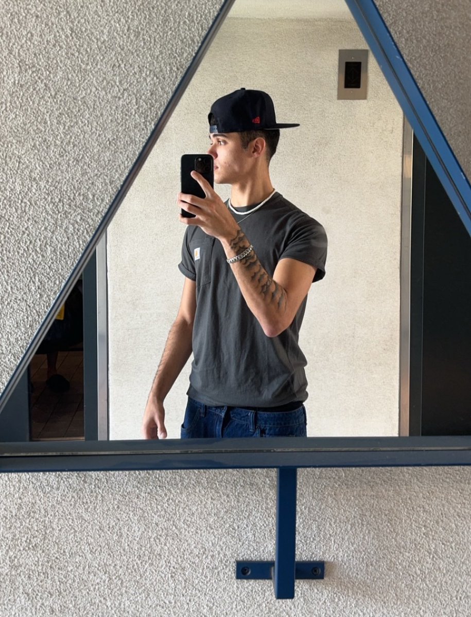 L𝐨o𝐤i𝐧g f𝐨r s𝐨m𝐞 𝐟r𝐢e𝐧d𝐬..