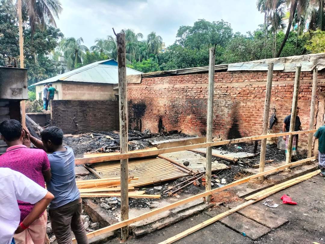 Moumita310's tweet photo. This is how mobs are vandalizing temples and  properties of Hindus 
#SaveBangladeshiHindus 
#stopsayingwearesafe
#pleasehelp
#AllEyesOnBangladeshiHindus https://t.co/aALdov2Jhc