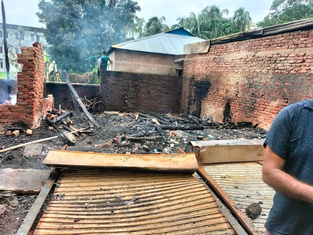 Moumita310's tweet photo. This is how mobs are vandalizing temples and  properties of Hindus 
#SaveBangladeshiHindus 
#stopsayingwearesafe
#pleasehelp
#AllEyesOnBangladeshiHindus https://t.co/aALdov2Jhc