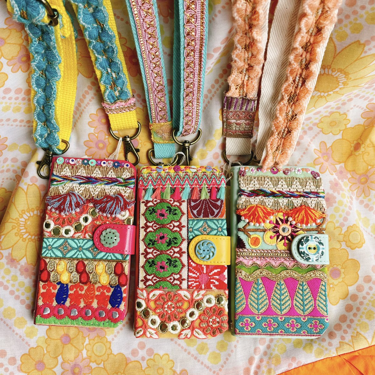 Akarilo1's tweet image. おはようございます🌼
日に日に、夏が嫌いになってくる始末。
もう楽しめないぞー🫠

せめて、いつも持ち歩くものはお気に入りのデザインで。

iPhoneだけかぁ…と思われがちなのですが、androidも製作可能です🏵️

minne.com/@akaringo-a

creema.jp/c/akarilo/item… 

#iPhoneケース 
#androidケース