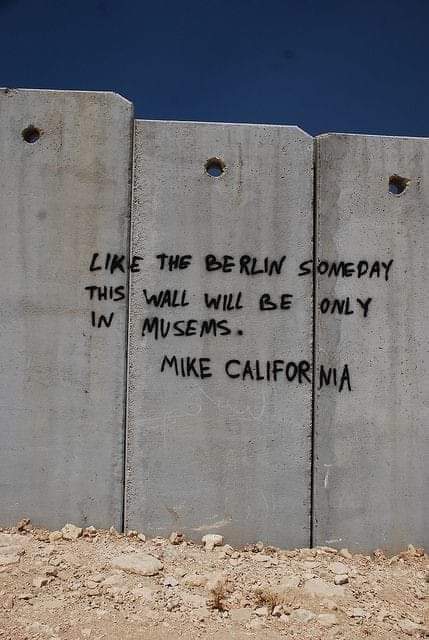 Nous avons des frères derrière cette étendue.
Des frères bons. Ils nous aiment. Ils nous regardent et pleurent.
Puis ils se disent en secret :
« Ah ! si ce siège était déclaré... » Ils ne terminent pas leur phrase : " Ne nous laissez pas seuls, ne nous laissez pas." M. Darwich