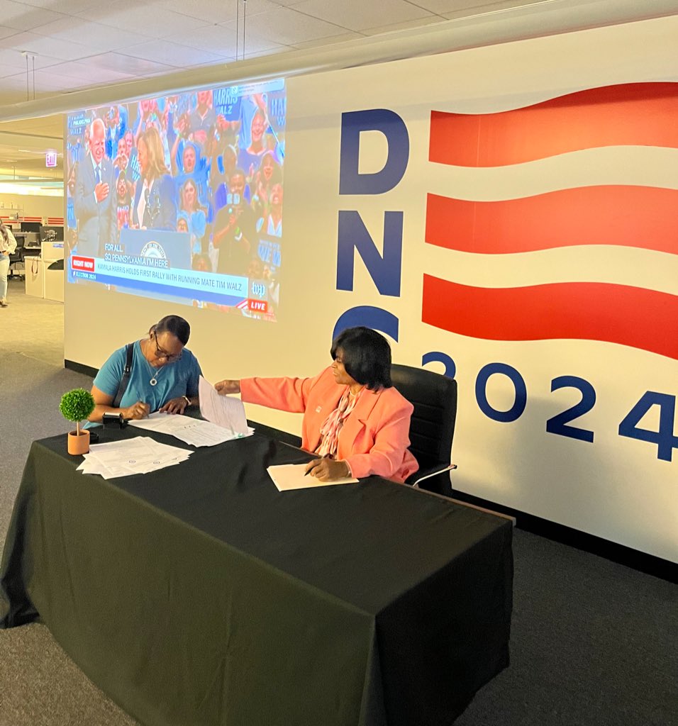 thematthill's tweet image. LIVE from Chicago: 

@DemConvention Chair @IamMinyon has signed the paperwork to officially certify @KamalaHarris and @Tim_Walz as the Democratic nominees for President and Vice President of the United States. 

See you in 12 days!
