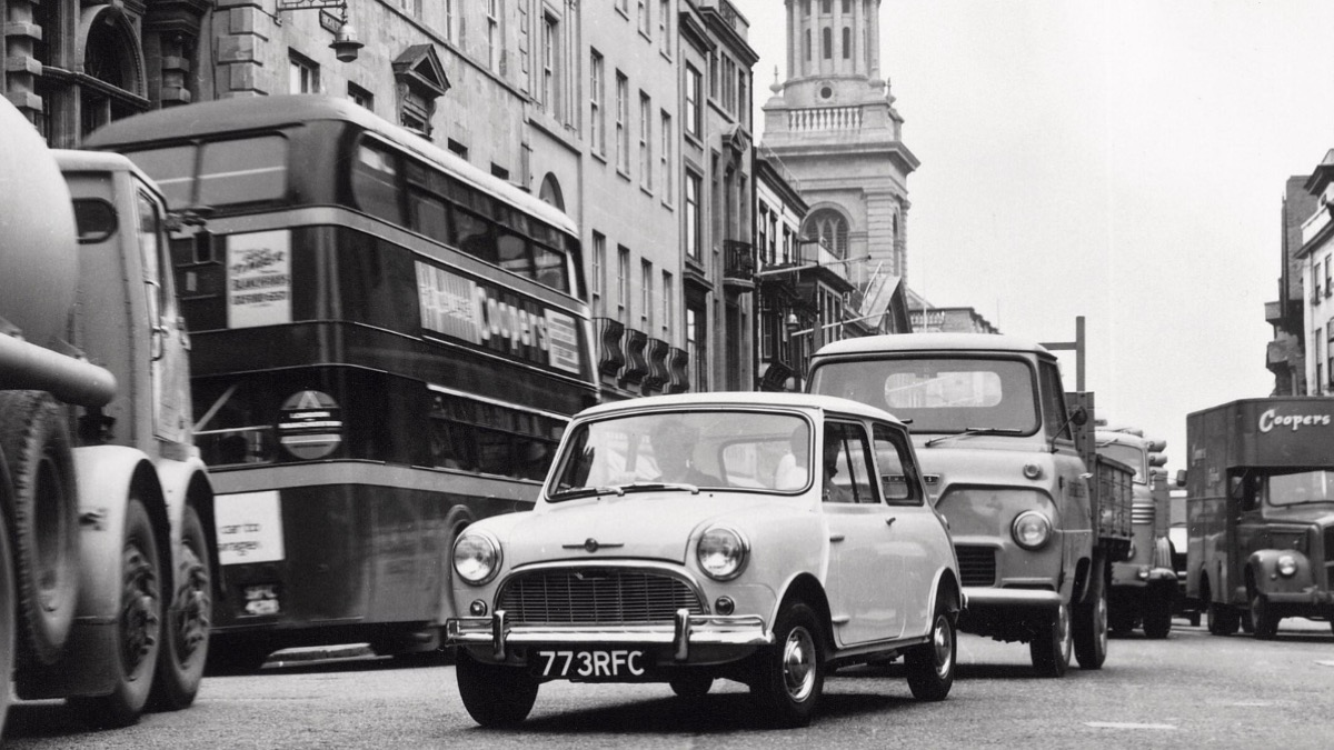 MINImexico's tweet photo. Hace 65 años el Mini Clásico debutó y revolucionó las calles con su diseño compacto e innovador motor delantero. 🚘🕰️ ​
​
▶️ Explora su fascinante origen en 5 #MINIFacts: https://t.co/6RmHisIROC
​
#MINI65Años #BIGLOVE #MINIMexico https://t.co/9IwH1ETuy2