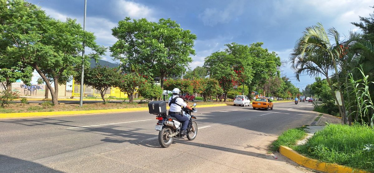 PolVial_GobOax's tweet photo. #ReporteVial circulación fluida en la carretera 175 a la altura de la colonia Buenos Aires #SanAntonio #LaExperimental #Oaxaca
🚩Conduzca con precaución #EviteAccidentes
@GobOax @salomonj @IvanGarcia_A @ToryLopezS https://t.co/TwvKjWy6TV