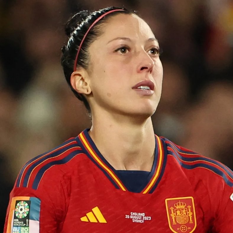 sboficial's tweet photo. Se for chorar, manda áudio! Jenni Hermoso, jogadora da Espanha, diminui a seleção brasileira após perder:

“Levamos quatro gols de uma equipe que, para mim, não joga futebol. Mas, no final, o que contam são os gols. Creio que foram falhas nossas. Não jogamos nosso futebol. Elas nos estudaram, sabem como nos machucar. Para mim, não é futebol. Não gosto desse futebol. Obviamente, elas ganharam minutos, te fazem perder tempo, e para elas, isso valeu. Elas estão na final, e nós vamos pelo bronze.” #Paris2024