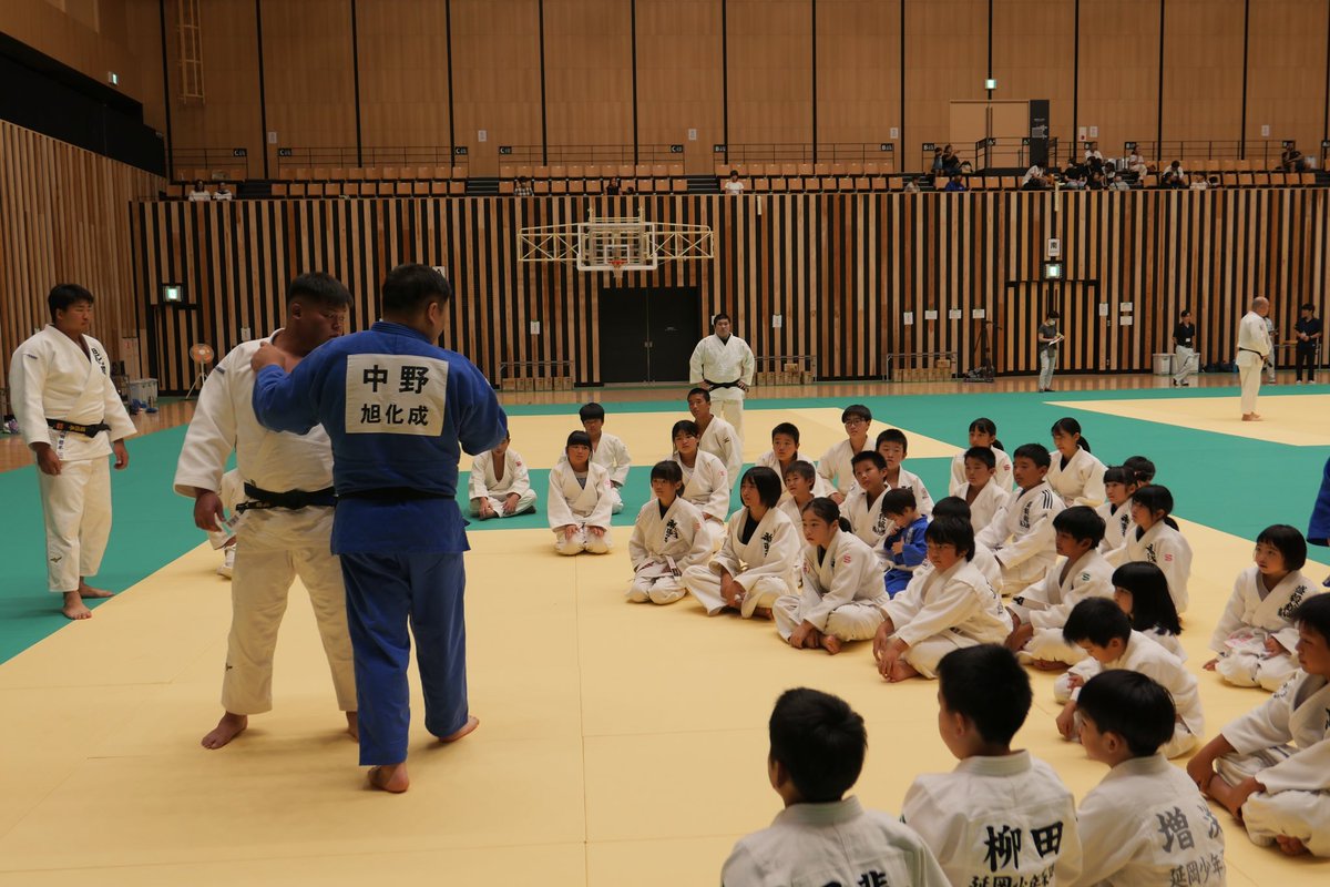 RyunosukeHaga's tweet photo. 昨日から延岡で合宿がスタートしました。大学、実業団、警察200人以上が集まってます。初日は畳敷きに協力してくれた子供達向けに部員全員で柔道教室を。 https://t.co/pkFXloDF28