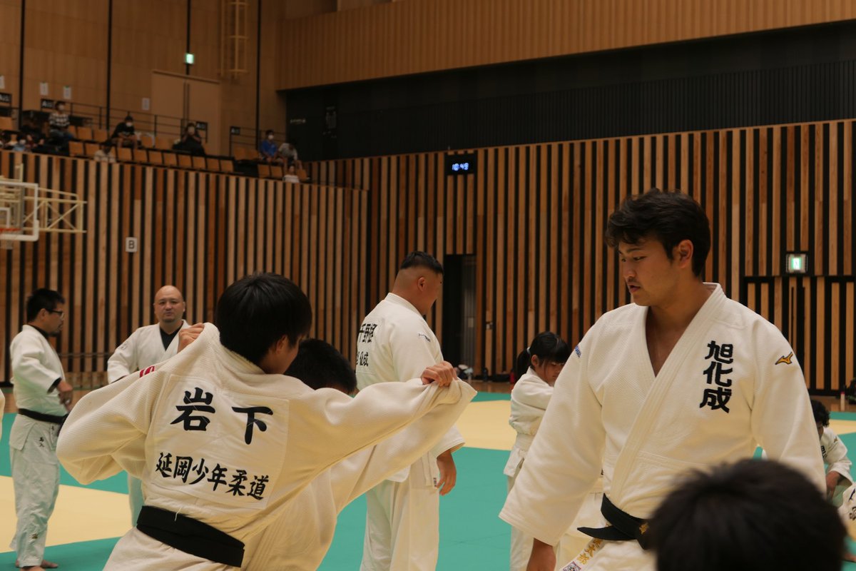 RyunosukeHaga's tweet photo. 昨日から延岡で合宿がスタートしました。大学、実業団、警察200人以上が集まってます。初日は畳敷きに協力してくれた子供達向けに部員全員で柔道教室を。 https://t.co/pkFXloDF28