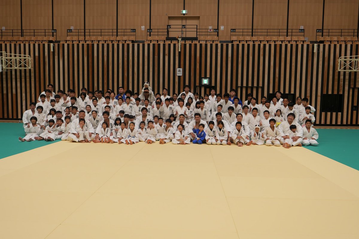 RyunosukeHaga's tweet photo. 昨日から延岡で合宿がスタートしました。大学、実業団、警察200人以上が集まってます。初日は畳敷きに協力してくれた子供達向けに部員全員で柔道教室を。 https://t.co/pkFXloDF28