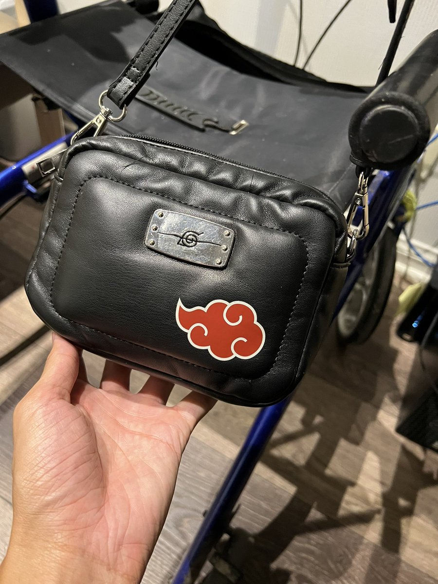 We saw a patient today and I asked her where she got her hand bag from. She’s 90 years old and had no idea about anime or Naruto but says it’s the best hand bag she’s ever owned and was happy that I was so excited about it haha.

AKATSUKI IS UP BIG