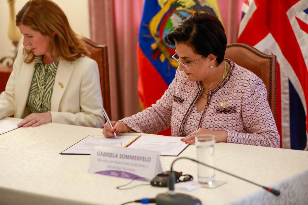 CancilleriaEc's tweet photo. 🇪🇨🤝🇬🇧 Ecuador y Reino Unido, en el marco de la visita de @JennyChapman, Subsecretaria Parlamentaria para America Latina y el Caribe, del @FCDOGovUK, firmaron el Convenio para eliminar la doble imposición y prevenir la evasión fiscal y un memorando de entendimiento entre ARCSA y la embajada Británica.