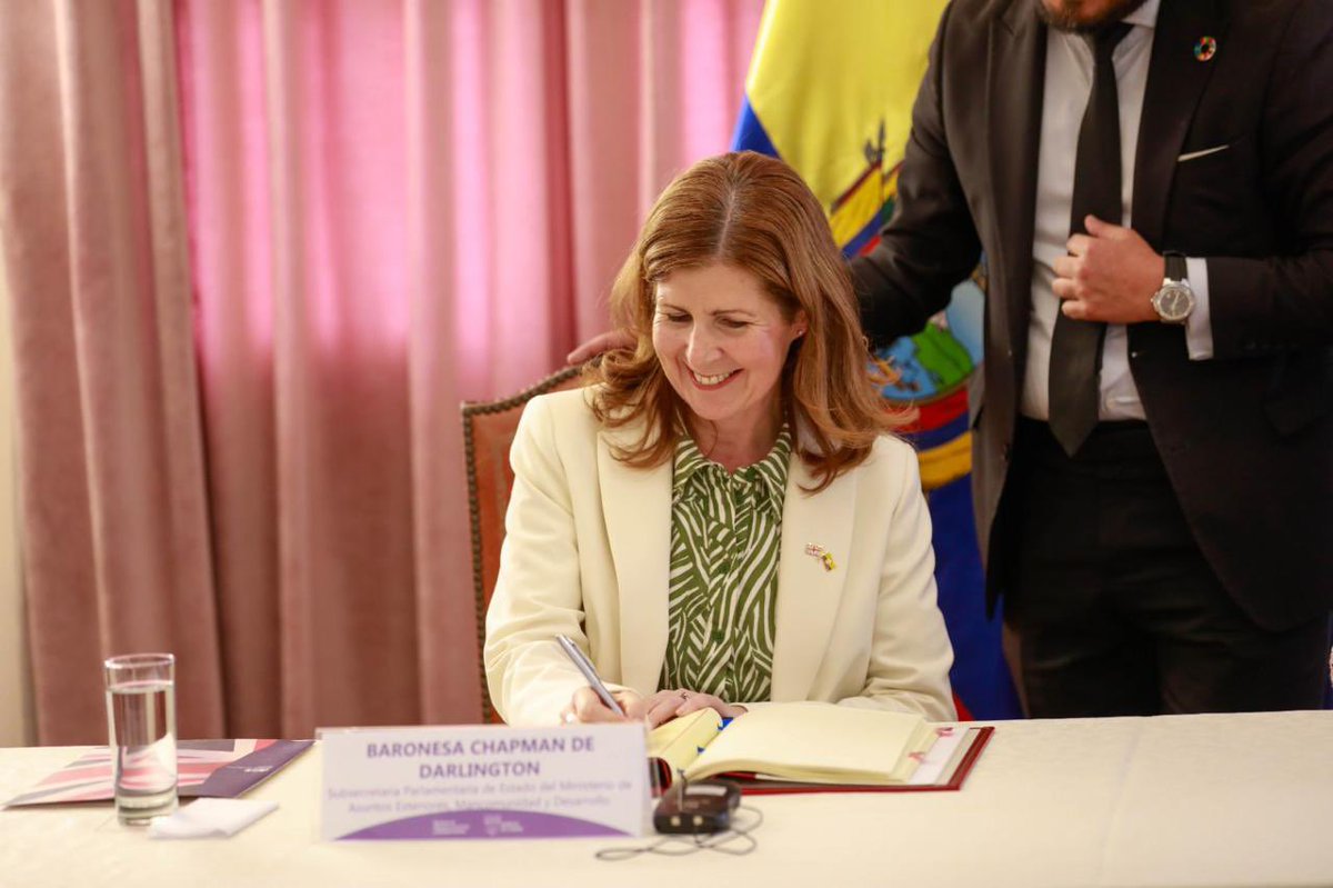 CancilleriaEc's tweet photo. 🇪🇨🤝🇬🇧 Ecuador y Reino Unido, en el marco de la visita de @JennyChapman, Subsecretaria Parlamentaria para America Latina y el Caribe, del @FCDOGovUK, firmaron el Convenio para eliminar la doble imposición y prevenir la evasión fiscal y un memorando de entendimiento entre ARCSA y la embajada Británica.