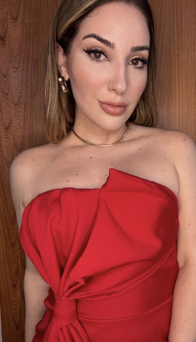 Lady in red ✨