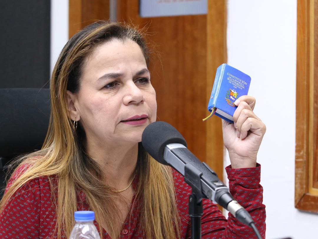 Iris Varela propone que González y Machado sean imputados por traición a la patria
lc.cx/JP4oCN

#ChaoWhatsApp