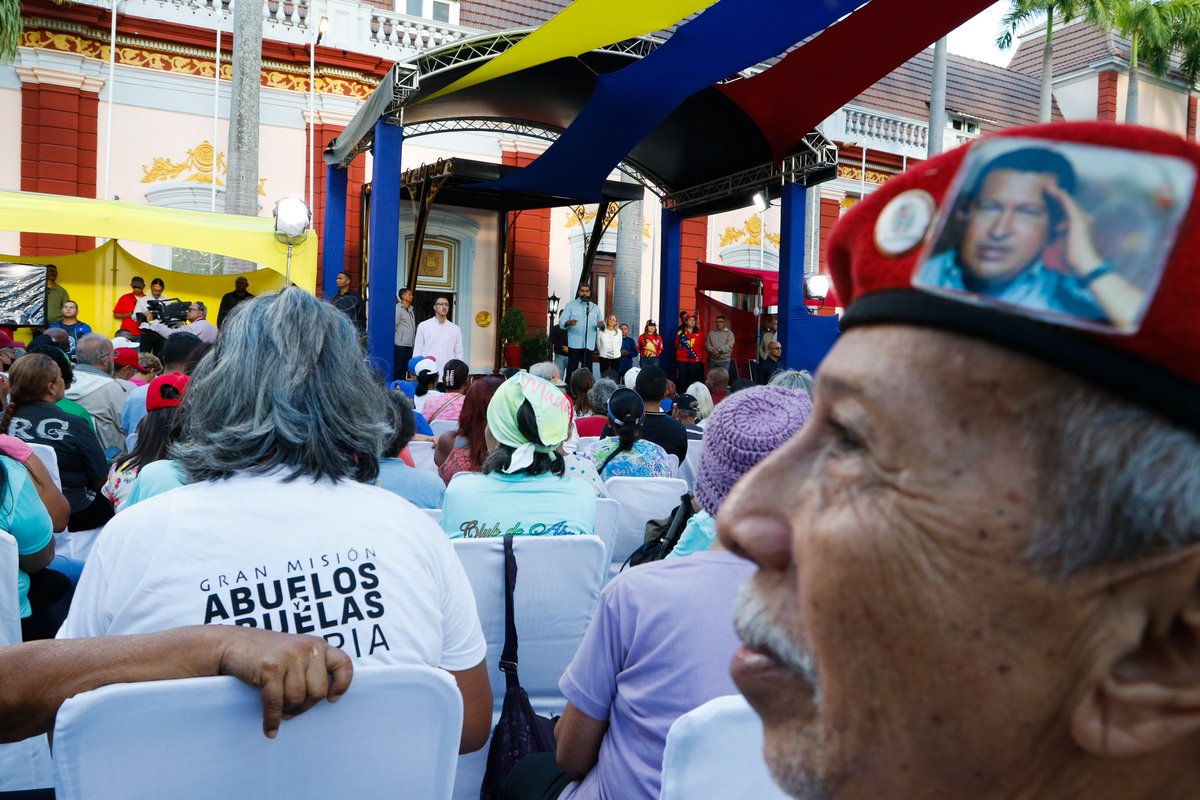 #Entérate || El presidente de la República, <a href="/NicolasMaduro/">Nicolás Maduro</a>, recibió este #martes en el Palacio de #Miraflores a la Gran Marcha de los Abuelos y las Abuelas de la Patria.

“Tenemos a Venezuela en paz. Nadie podrá acabar con la paz de nuestra Venezuela amada”, expresó. 

#6Ago