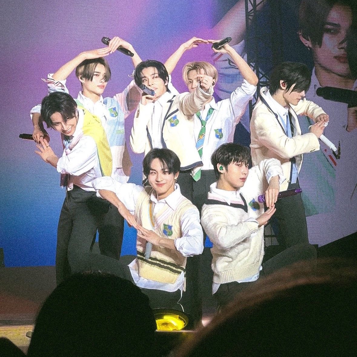 divengenes's tweet image. enhypen being THEE best friends ever bc im tired of the coworker allegations &amp;amp; akgaes - A THREAD!!