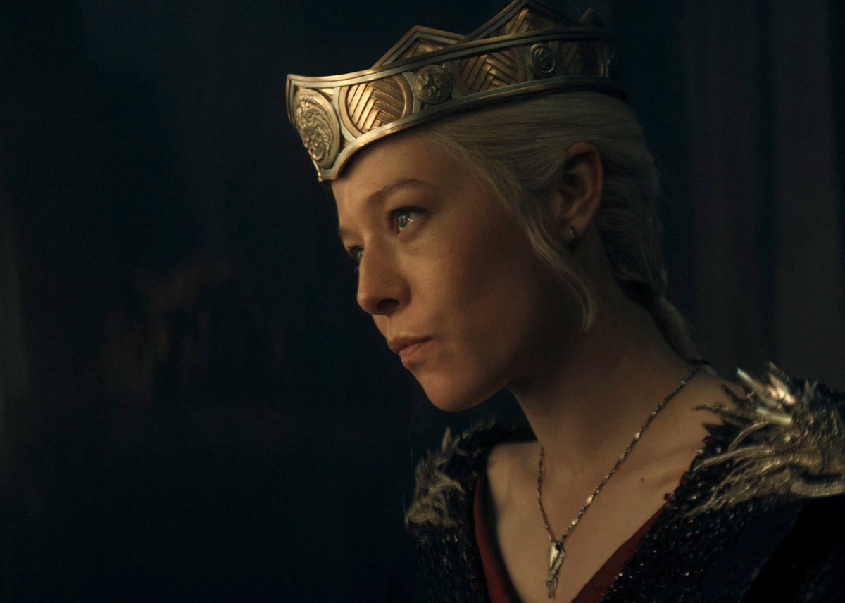 universo_got's tweet image. 🚨 2ª temporada de #HouseoftheDragon foi escrita para ter 10 episódios, porém UM MÊS antes das filmagens a HBO solicitou um corte, o que afetou diretamente o roteiro: 

“Um mês antes das filmagens, depois de 8 meses de escrita, a HBO disse para eles cortarem episódios. Então 3…