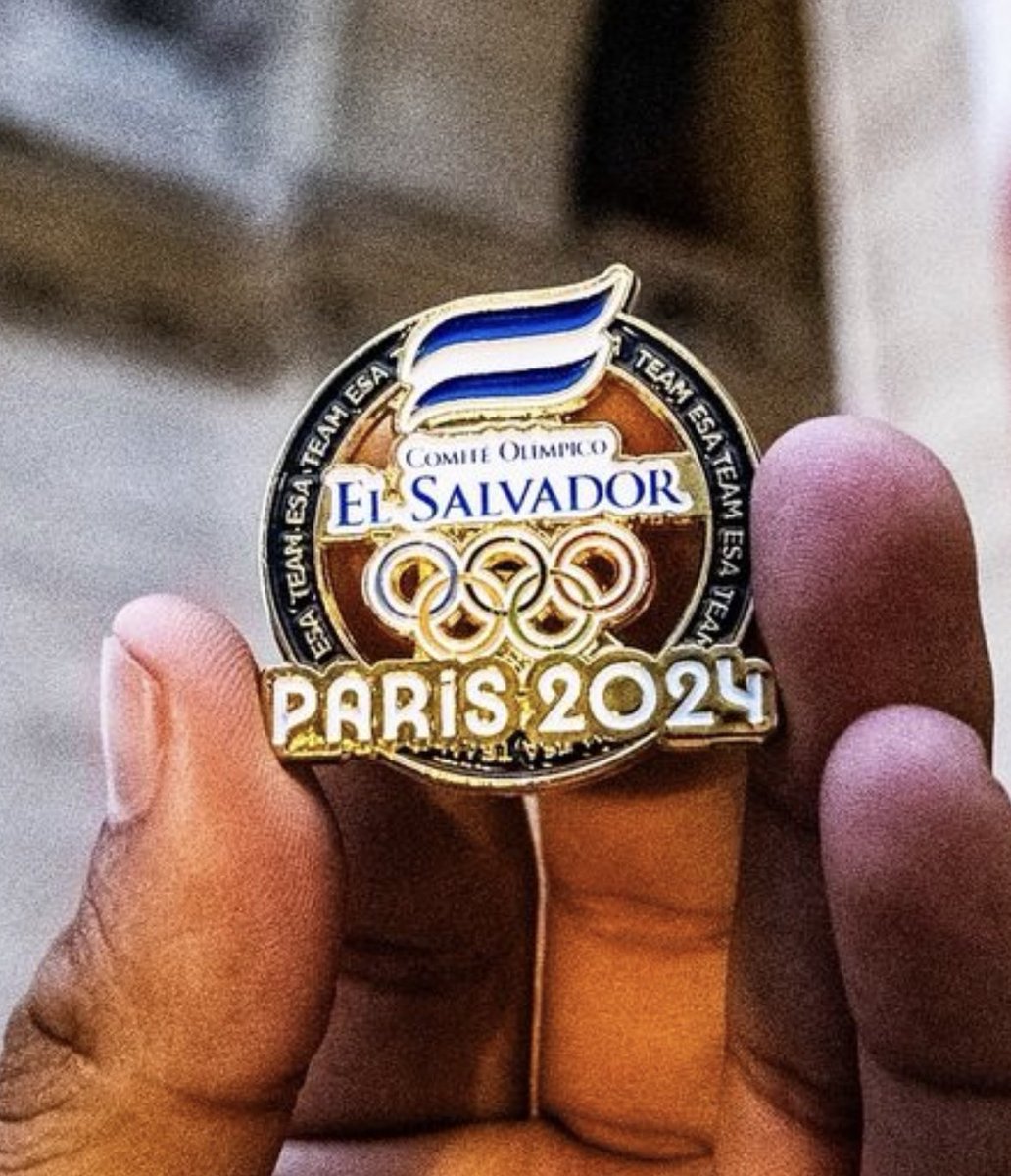 SalvadoranPride's tweet image. Big Snoop Dogg gets a Team El Salvador pin from the Salvadoran Olympic Committee. 🇸🇻🇺🇸