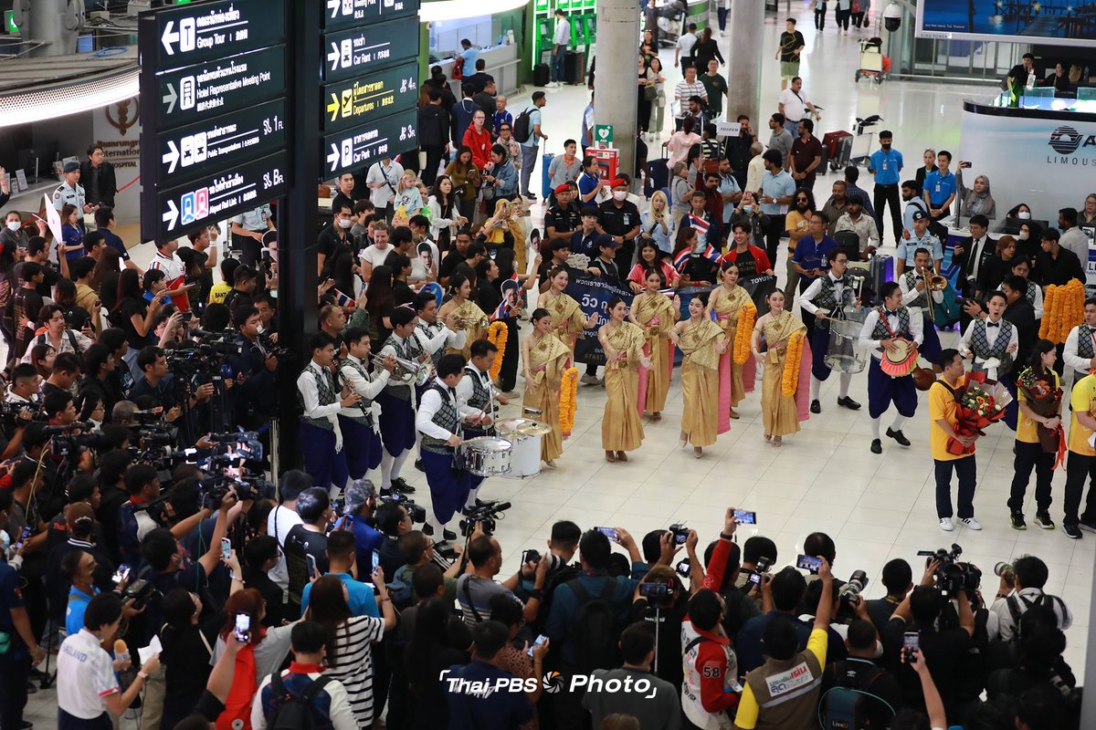 🎉 วันนี้ (7 ส.ค. 67) เวลา 06.00 น. ครอบครัวรอต้อนรับ #วิวกุลวุฒิ ที่สนามบินสุวรรณภูมิ หลังคว้าเหรียญเงิน #แบดมินตันชายเดี่ยว 🥈 มาได้สำเร็จ !

เสียงเครื่องดนตรี กองเชียร์ดังกระหึ่ม พร้อมรอทัพนักกีฬาชุด #โอลิมปิก2024 แล้ว

📸 Photo By : ฉัฐพัชร์ สุวรรณยุหะ ช่างภาพ

🏅