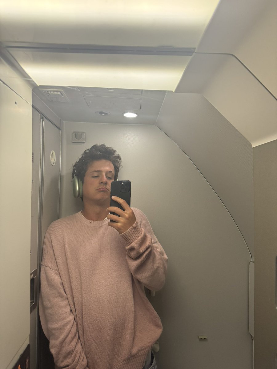 Plane is stuck on runway, want to ask me something ?