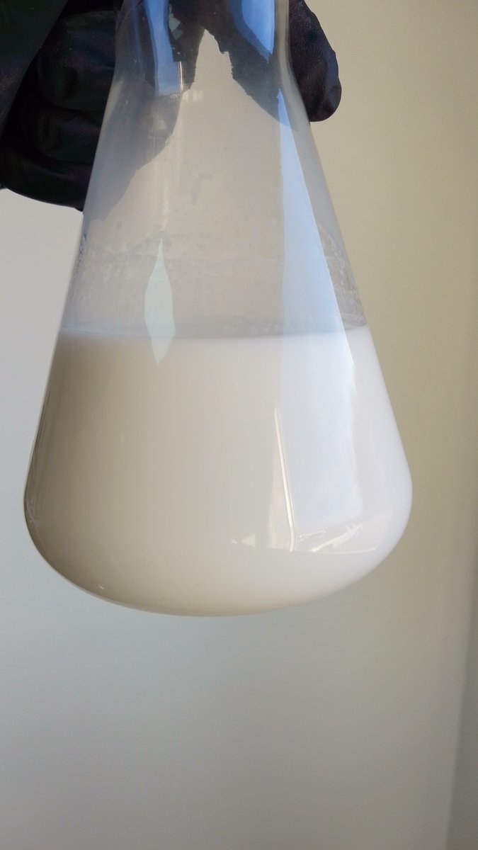 Situación de incompatibilidad de Atrazina WG en agua bidestilada, claramente se observa pegado de floculos en las paredes del recipiente. Situación que no se revierte con agitación ni con más volumen de agua. Que no te la cuenten, creá vos mismo tu propia experiencia!!!