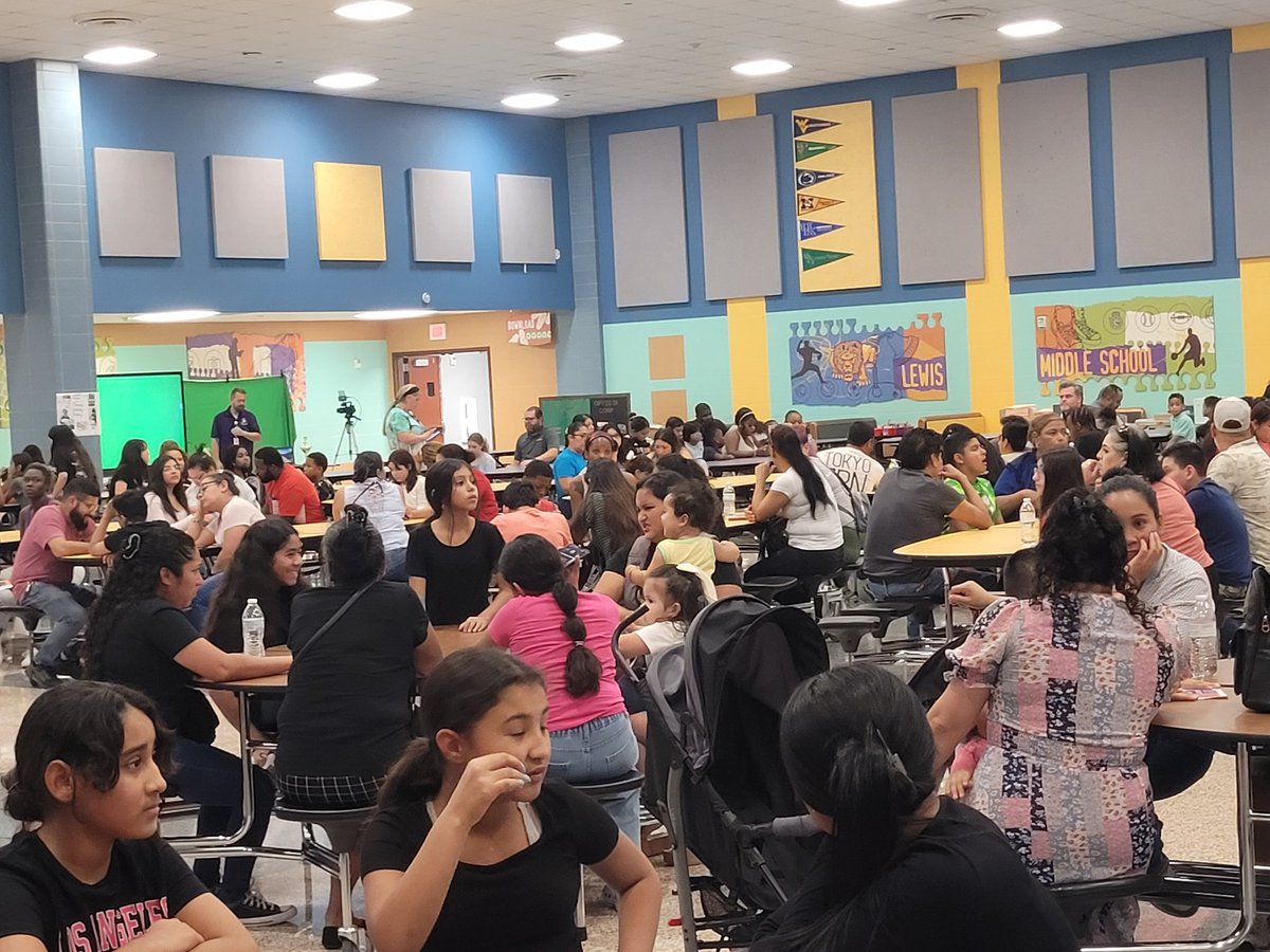 cywashington201's tweet photo. 6th, 7th, and 8th grade Orientation turnout was AMAZING!  We are starting the school year strong! @LewisMS_AISD https://t.co/7a4MgKAGXx