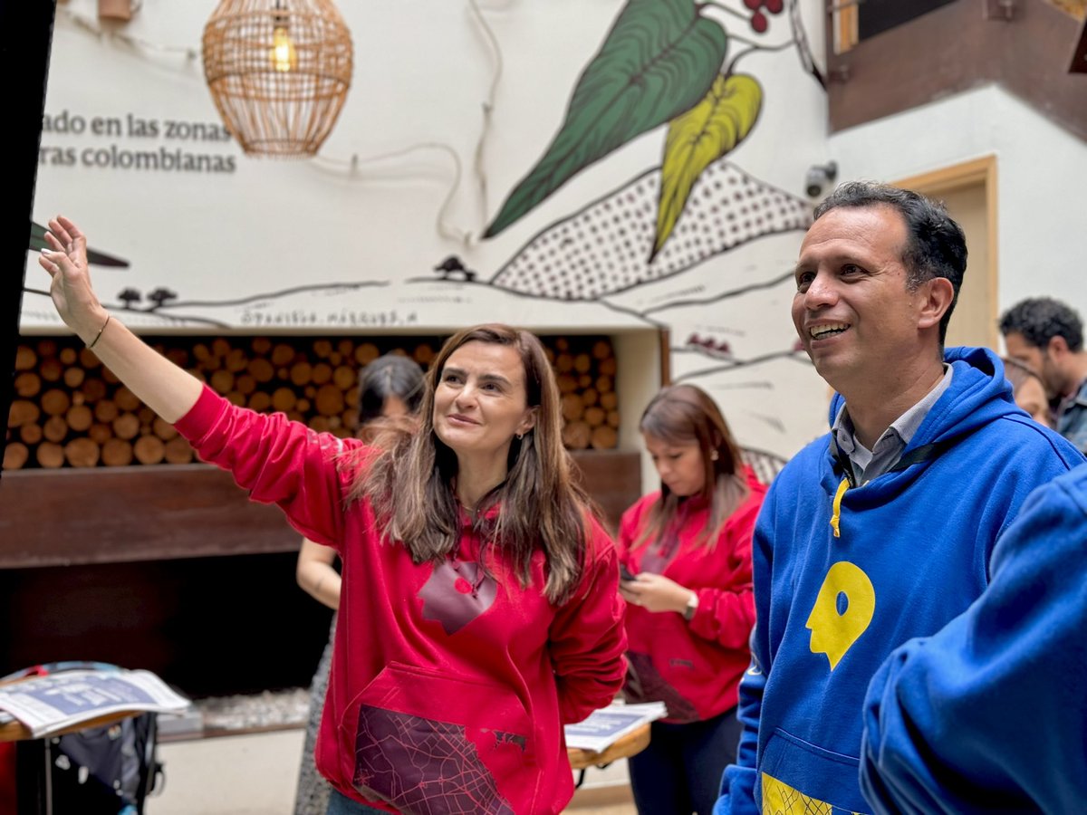 CatastroBogota's tweet photo. Conmemoramos el cumpleaños 486 de #BogotaMiCiudadMiCasa embelleciendo el parque La Valvanera y redescubriendo nuestra ciudad con #MapasBogota en las tiendas de @JuanValdezCafe 💛❤️ https://t.co/Fe3uiUgL8E