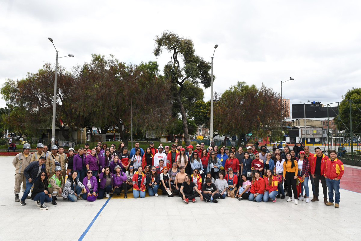 CatastroBogota's tweet photo. Conmemoramos el cumpleaños 486 de #BogotaMiCiudadMiCasa embelleciendo el parque La Valvanera y redescubriendo nuestra ciudad con #MapasBogota en las tiendas de @JuanValdezCafe 💛❤️ https://t.co/Fe3uiUgL8E