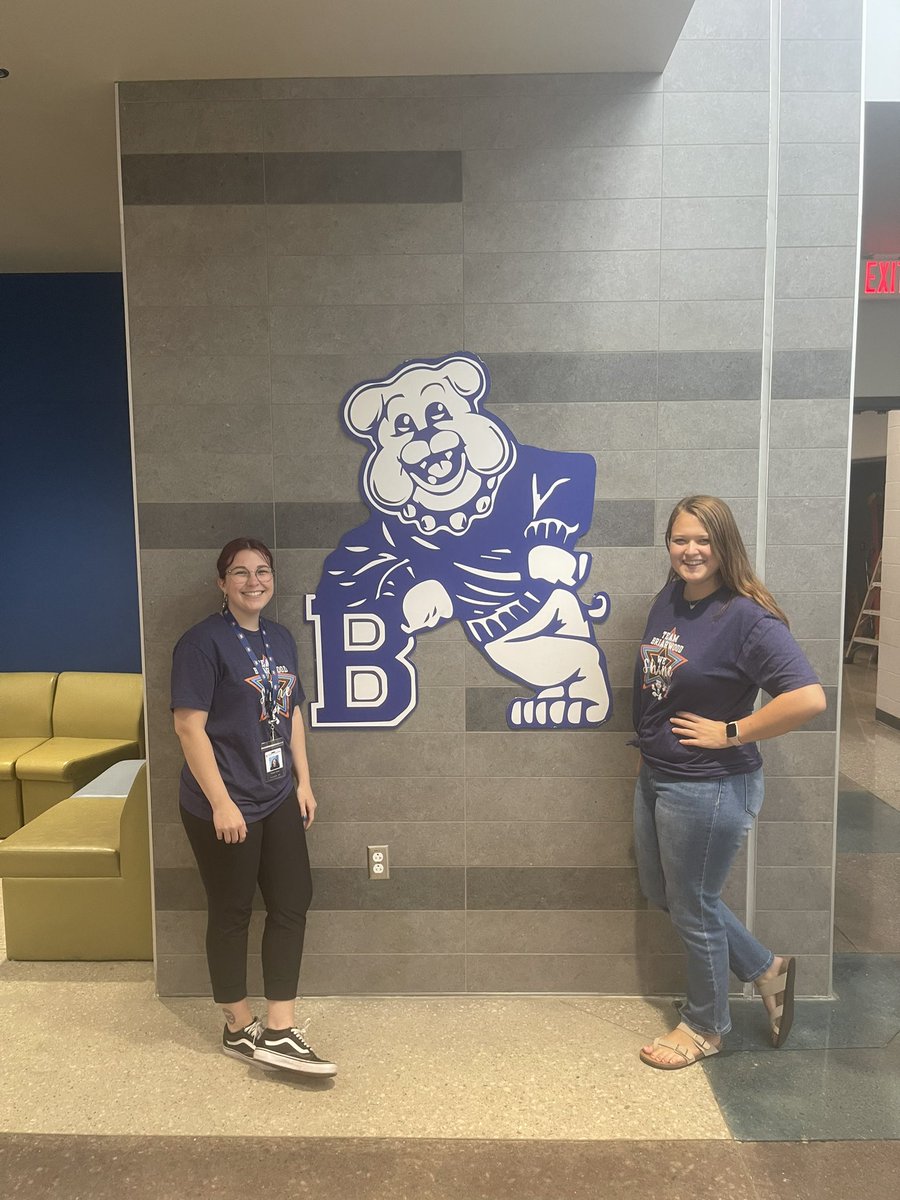 Bulldogs512's tweet image. You could feel the positive energy as we clapped out all the new teachers after the last day of New Teacher Academy! Please welcome Emma Robertson (5th grade) and Natalie Jones (Art) to Bulldog Nation! @theSMSD #ALLinSMSD