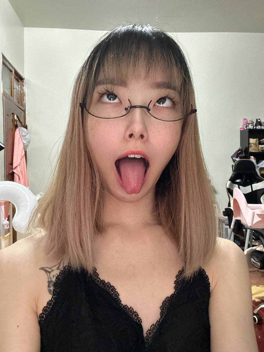 Foo1217096's tweet photo. 白眼吐舌阿黑顏，操死她吧 https://t.co/TZXTyNjyCu