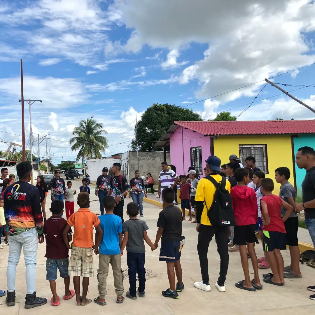 #06Ago Continuando las políticas de Paz implementadas por nuestro Presidente Nicolás Maduro, hoy el Movimiento por la Paz y la Vida abordo la Comunidad 9 de diciembre con un mensaje de Paz y con la energía y alegría que nos caracteriza.

#ChaoWhatsapp
#PazYVidaApureEnLaCalle